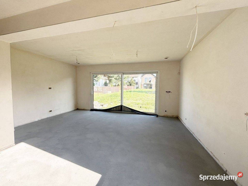 Szarów dom wolnostojący garaż