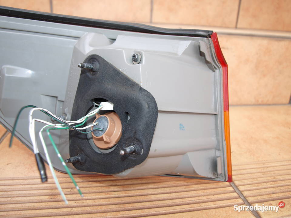 Lexus is lampa prawa w błotnik tył 2005 2009r Oświetlenie Kalisz