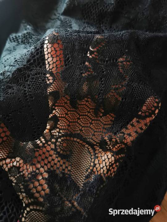 Czarny sweterek damski z koronką na plecach Reda