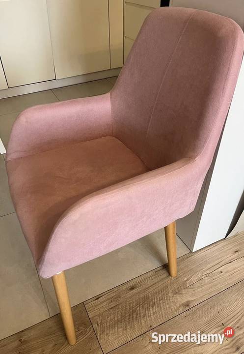Krzesła materiałowe na drewnianych nogach w kolorze różowym