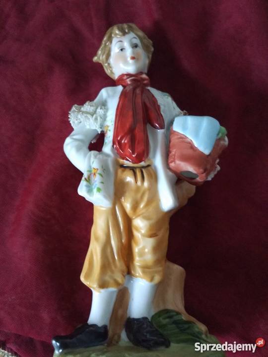 Figurka młodzieniec z koszem Porcelana i szkło Porcelana i szkło małopolskie Ropa