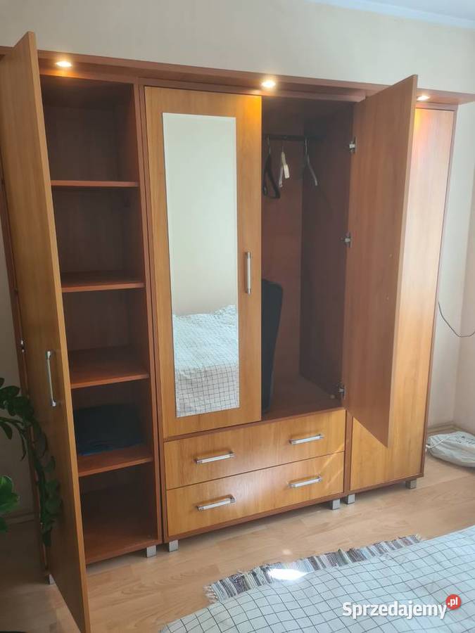 Duża czterodrzwiowa szafa