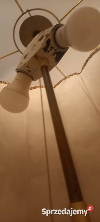 Wysoka drewniana lampa podłogowa z abażurem Skierniewice