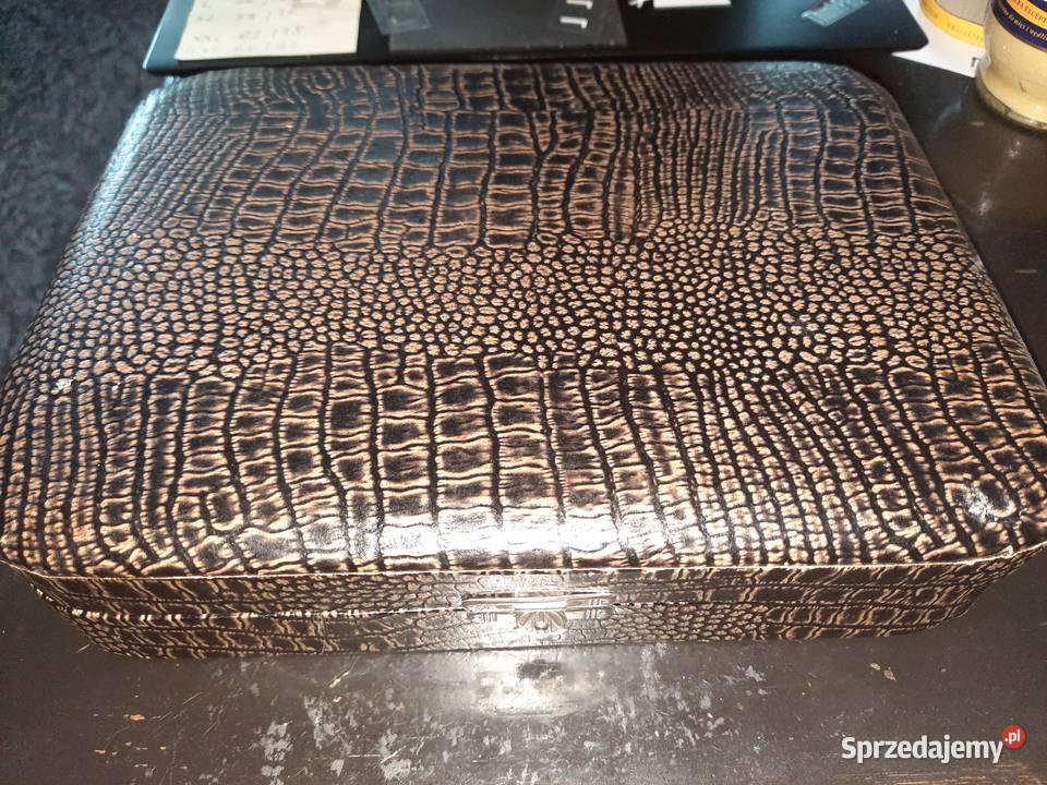 Zestaw posrebrzanych lyzeczek w kuferku