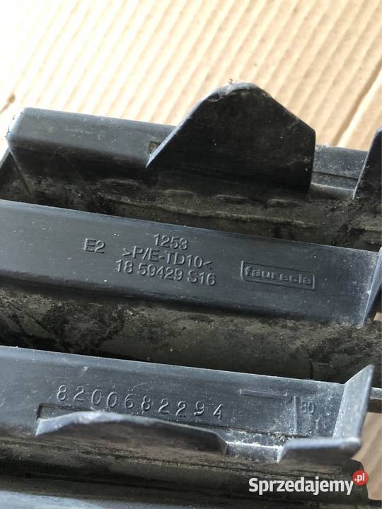 RENAULT CLIO III 3 0509 KRATKA ŚRODKOWA ZDERZAKA Motoryzacja Kozy