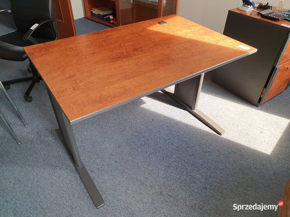 Syndyk sprzeda laptopy meble i inne