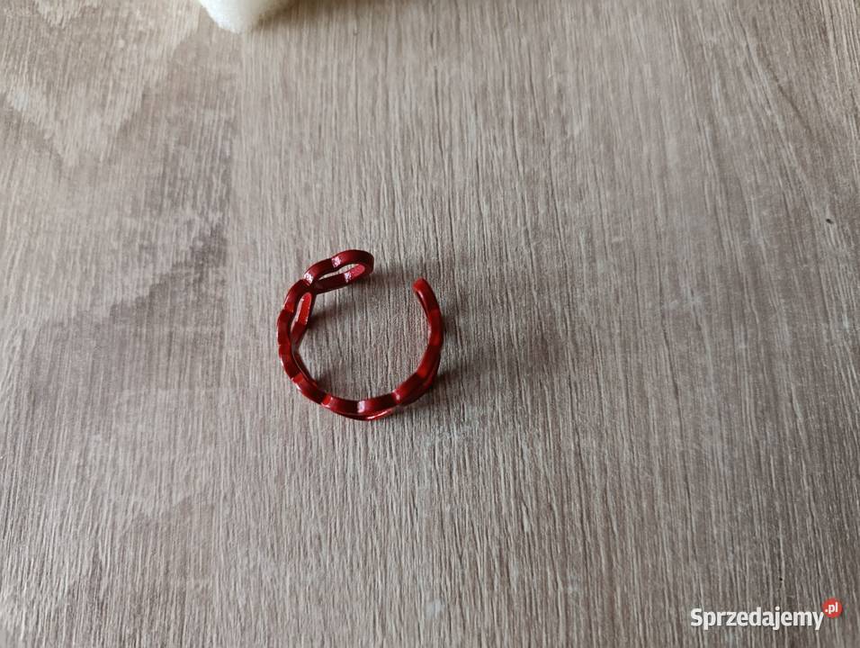 Pierścionek czerwony z motywem serc połączonych sprzedam