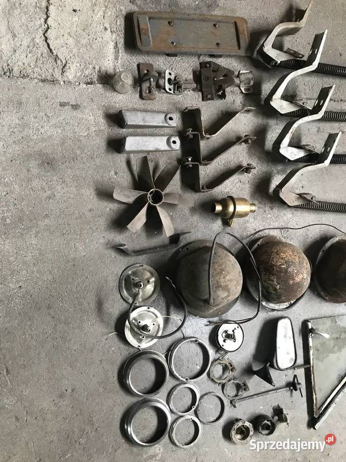 Szybka trójkątna w drzwiach Syrena 105 osobowe Wolsztyn