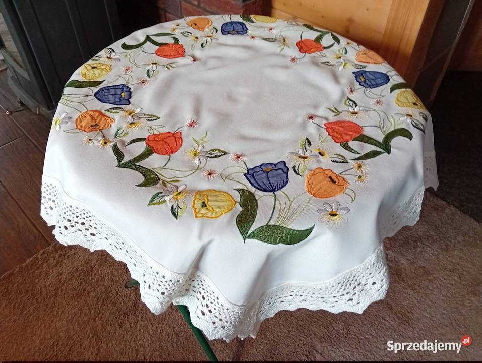 Obrus z haftem tulipany I szeroką koronką