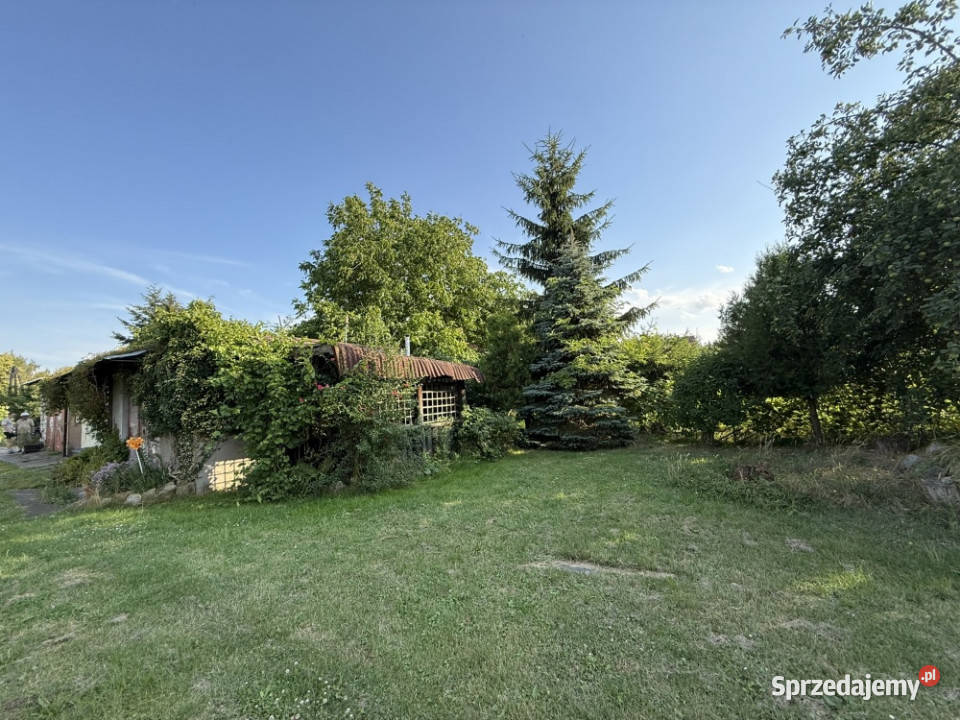 Mokry Dwór działka 225a z domem i budynkami gosp 2250m2