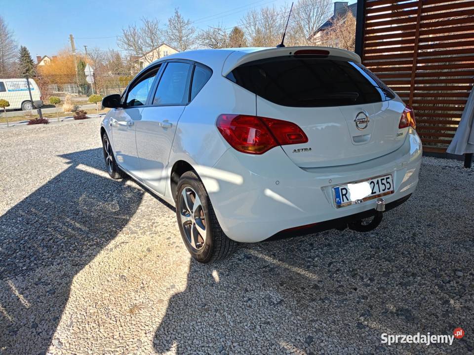 Opel Astra J sprowadzona i zarejestrowana w manualna Rakszawa