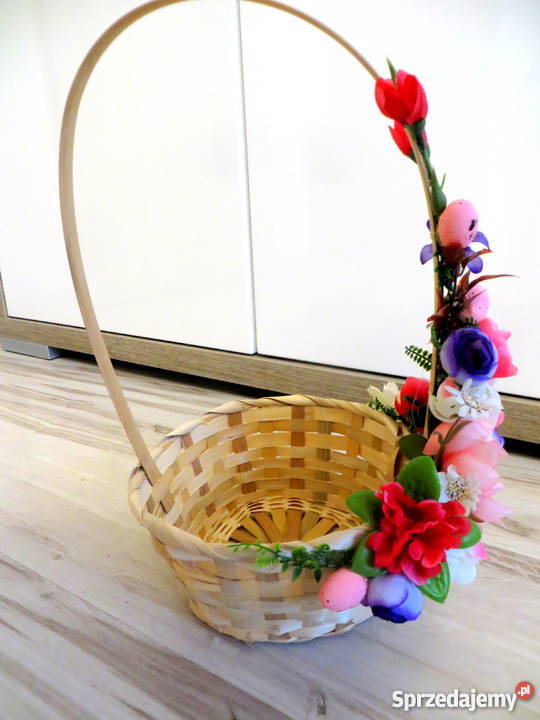 Koszyk wiklinowy ozdobiony na wielkanoc