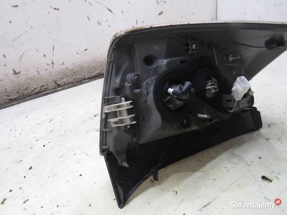 LAMPA PRAWY TYŁ TYLNA TOYOTA PRIUS 3 III Lampy przednie