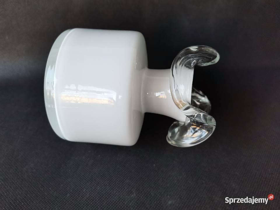 Stary biały wazon z falbanką huta Tarnowiec proj