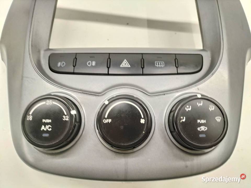 PANEL NAWIEWU RAMKA RADIA PRZEŁĄCZNIK Landwind Rok produkcji 2011 Wyposażenie wnętrza