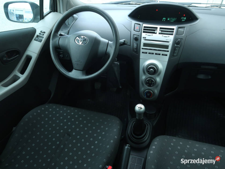 Toyota Yaris 13 VVTi srebrny Zabrze sprzedam