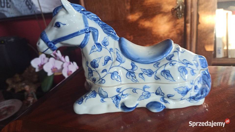 Biała figurka leżącego konia Puzderko na Gdańsk