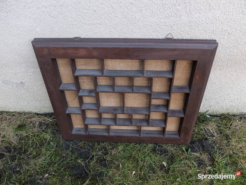 Drewniana półka ekspozycyjna regalik na kolekcję Kościan