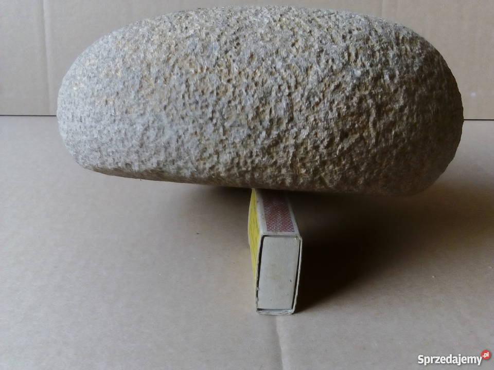 Ciekawy kamień polny Przypomina bochenek chleba Brwinów