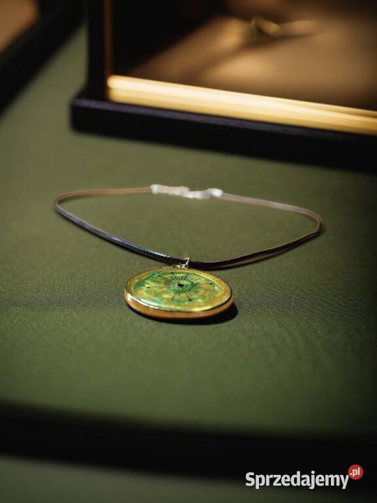Własnoręcznie robiony naszyjnik z żywicy z