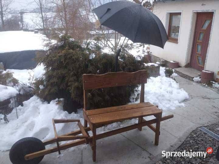 Troskliwa ławeczka z miejscem na skrzynkę piwa