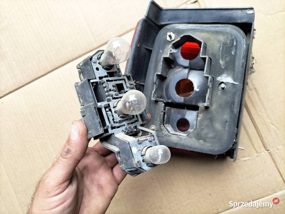 VW PASSAT B4 KOMBI LAMPA TYŁ TYLNA PRAWA osobowe lubelskie Kamień-Kolonia