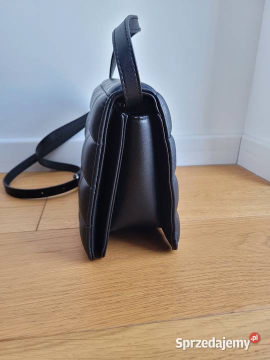 Czarna mała torebka na ramię pikowana Liszki