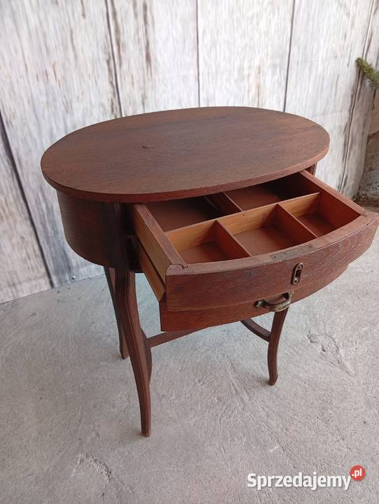 antyczny owalny stolik niciak w stylu Byczyna