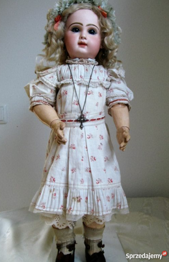 Stara lalka w ubraniu ze starych czasów Pozostałe Bereżki