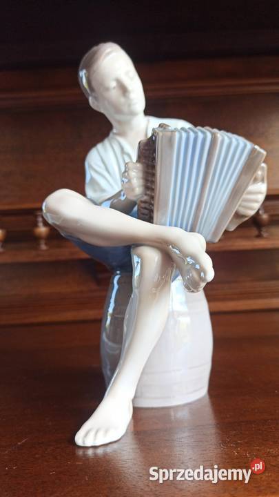 Figurka Szczęśliwy żeglarz grający na akordeonie pomorskie Gdańsk