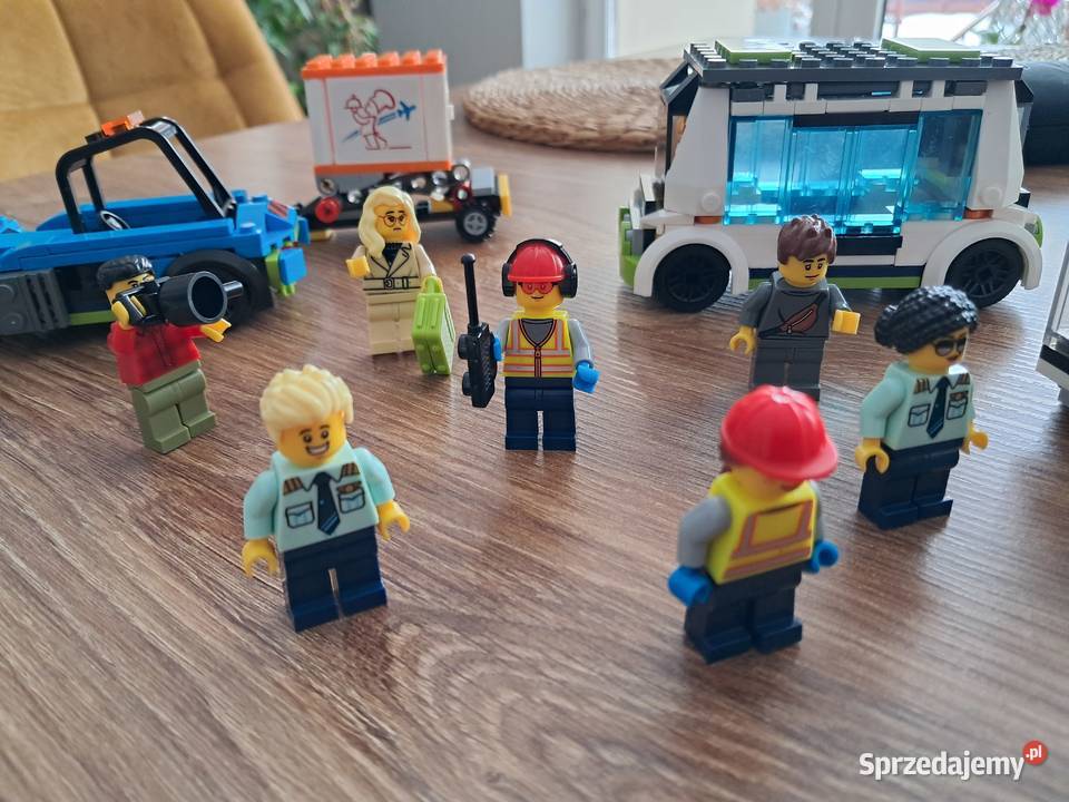 kilka pojazdów i figurek marka no name Klocki Dla Dziecka Sandomierz
