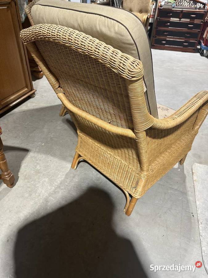 Ładne fotele rattanowe z poduszkami w kwiaty