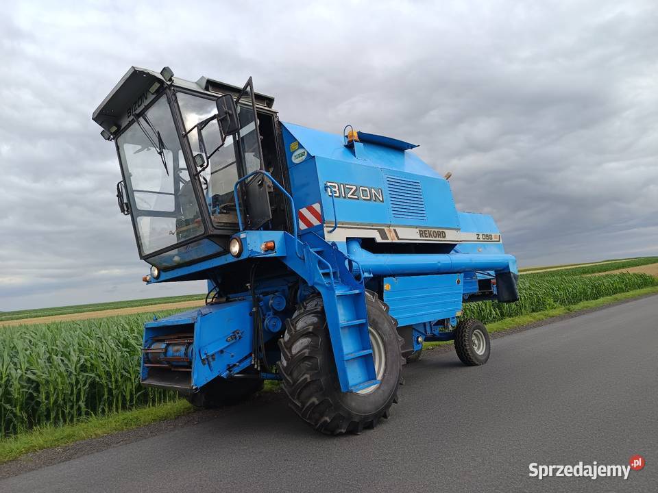 Kombajn zbożowy Bizon Rekord niebieski na dużej Kutno