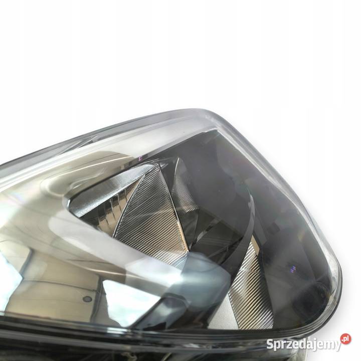 LAMPA PRAWA Opel Combo E prawy przód przednia