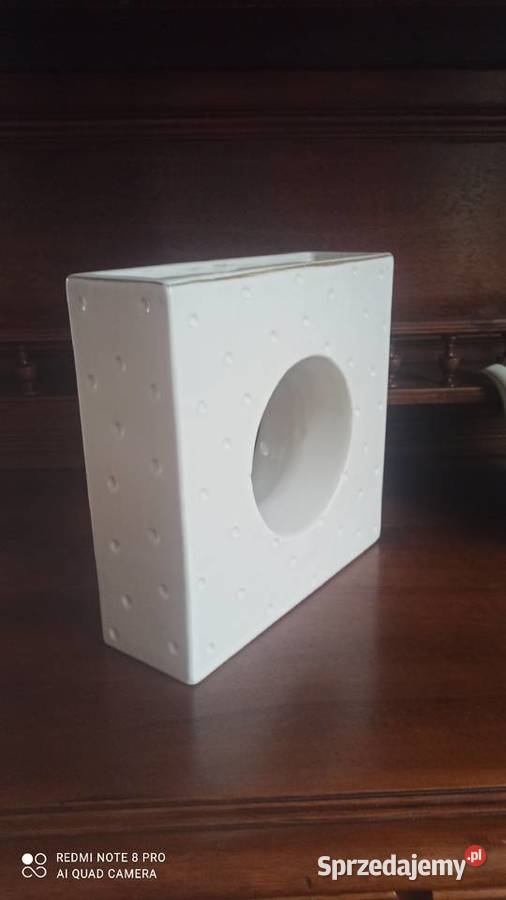 Wazon w ciepłym odcieniu bieli