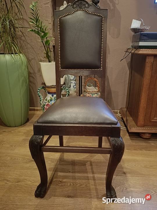 Stare krzesło drewniane z łapami lwa Lipno