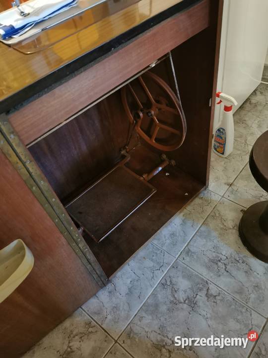 Maszyna do szycia w szafce