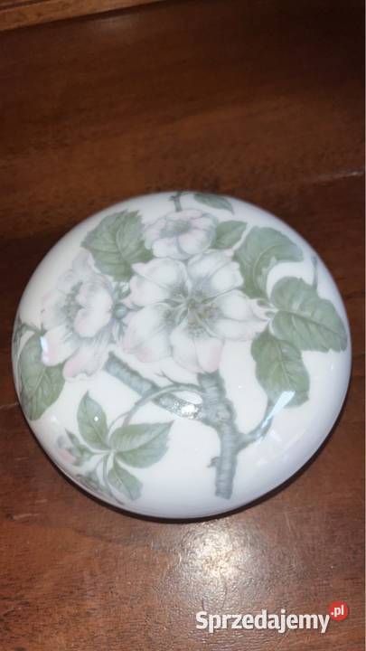 Bombonierka Cudny dekor na białej porcelanie Bez