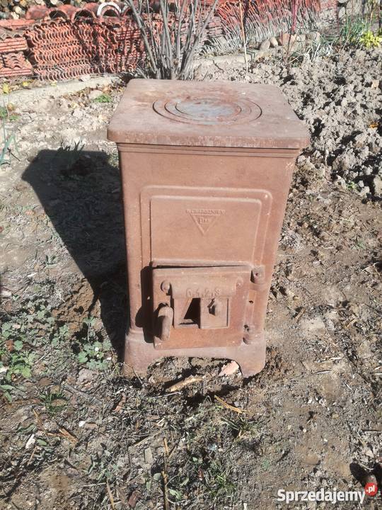 Stary żeliwny piec koza firmy Charsznica Pokrzywnica