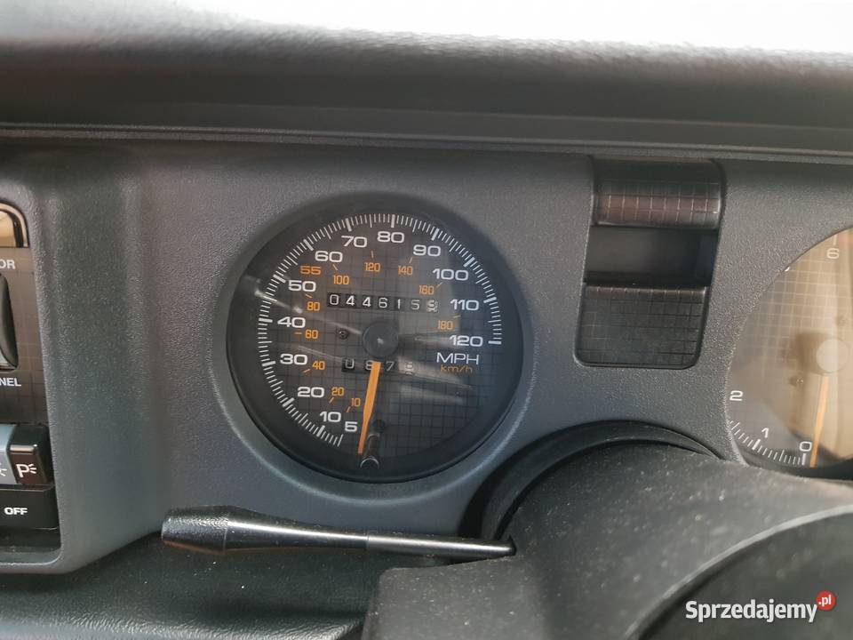 Syndyk sprzeda samochód marki Pontiac Firebird Firebird Warszawa