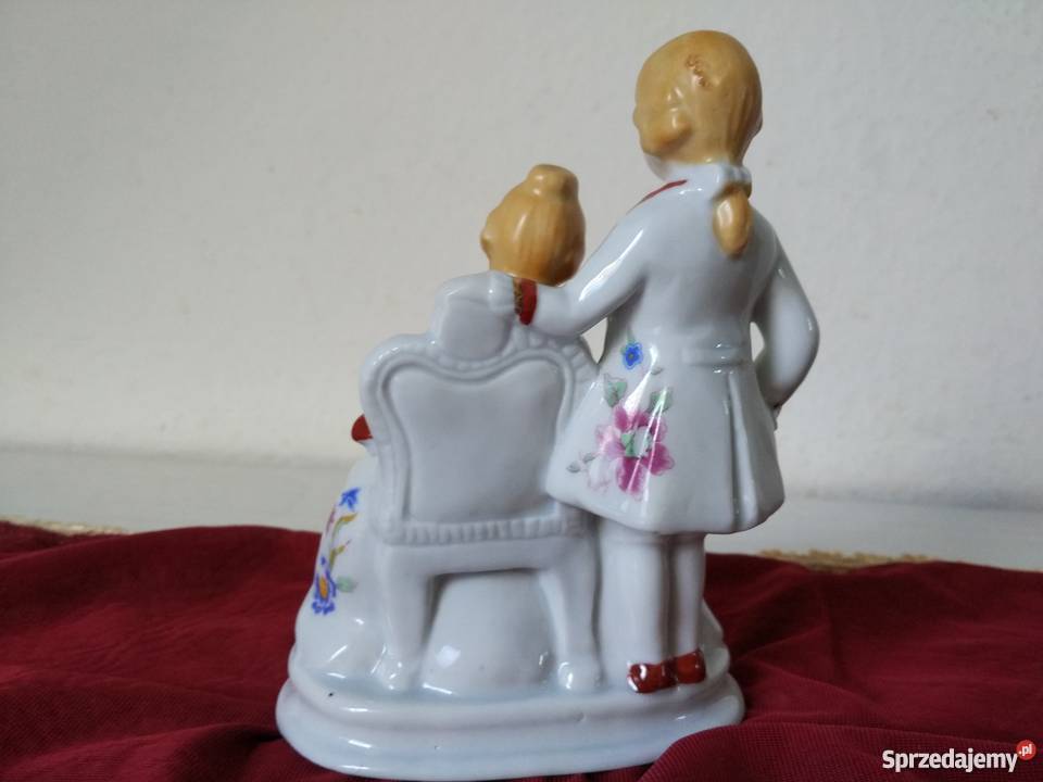 Figurka z porcelany Zakochani z ksiazką