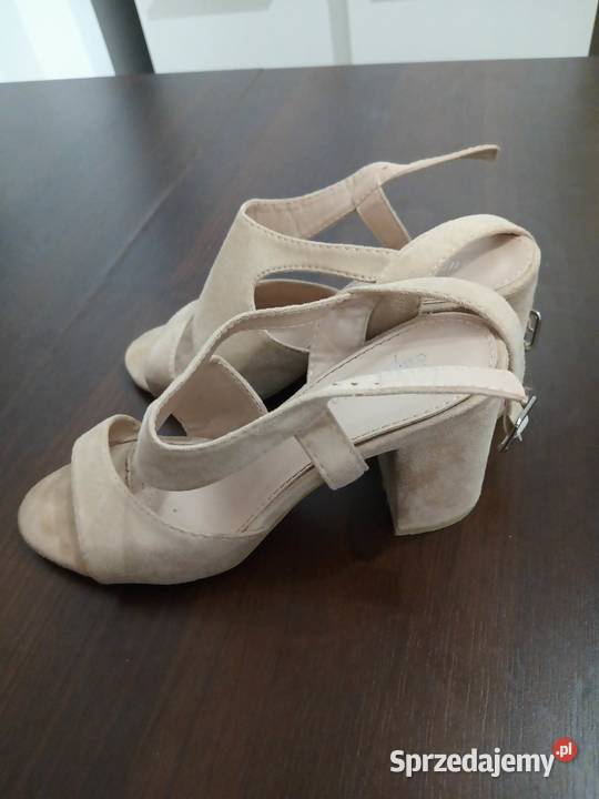 Beżowe buty na słupku