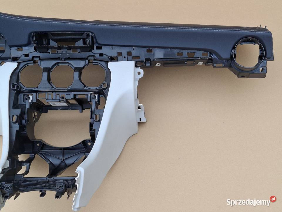 MERCEDES CKLASA W205 KONSOLA DESKA ROZDZIELCZA Bieleń