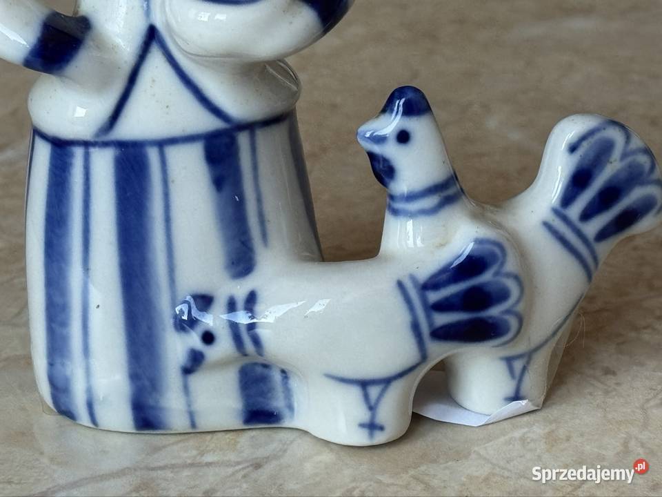 Figurka kobieta karmiąca kurę Porcelana i szkło Mielec