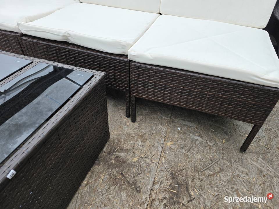 Meble do ogrodu sofa z poduszkami stolik