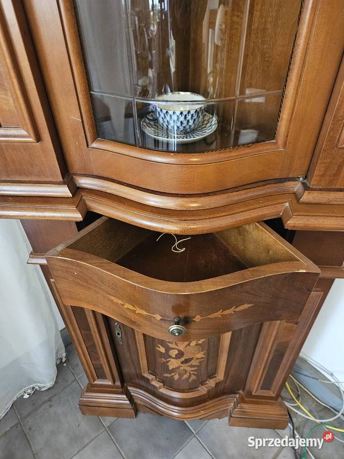 Stylowa włoska witryna narożna