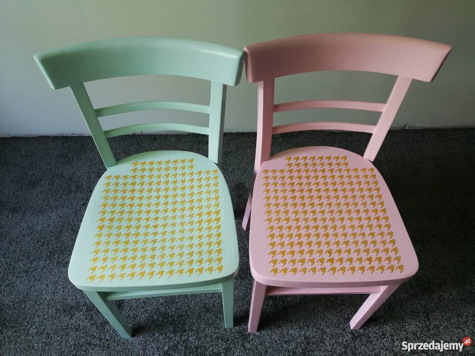 Krzesła w stylu prl w pastelowych kolorach
