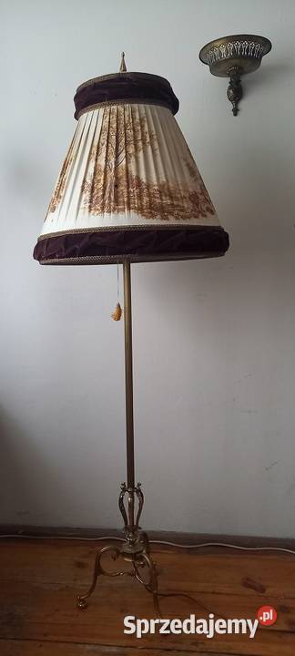 Wysoka mosiężna lampa podłogowa z abażurem