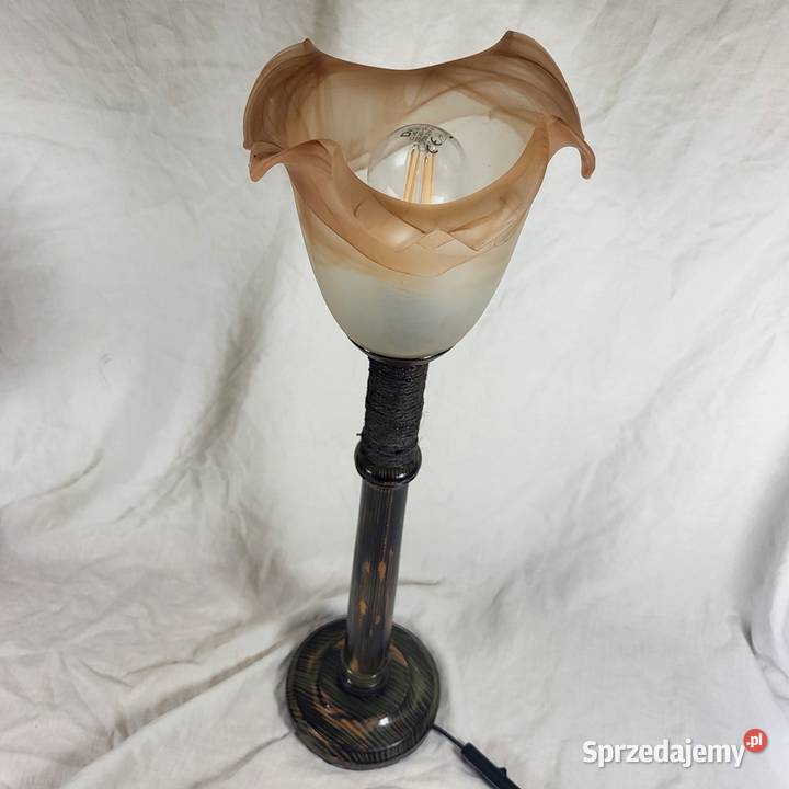 Piękna stylowa lampa lampka z kloszem