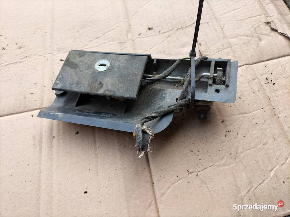 AUDI 80 B4 80B4 ZAMEK SCHOWKA 8A1857131A Kamień-Kolonia